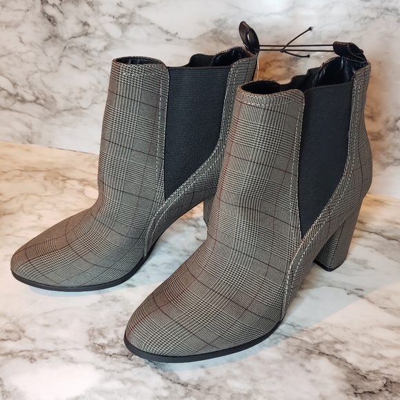 Plaid pull on ankle booties size 9 - Picture 2 of 9
